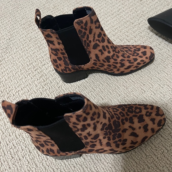 Women's Ellie Chelsea Leopard Print Memory Foam - Picture 2 of 5